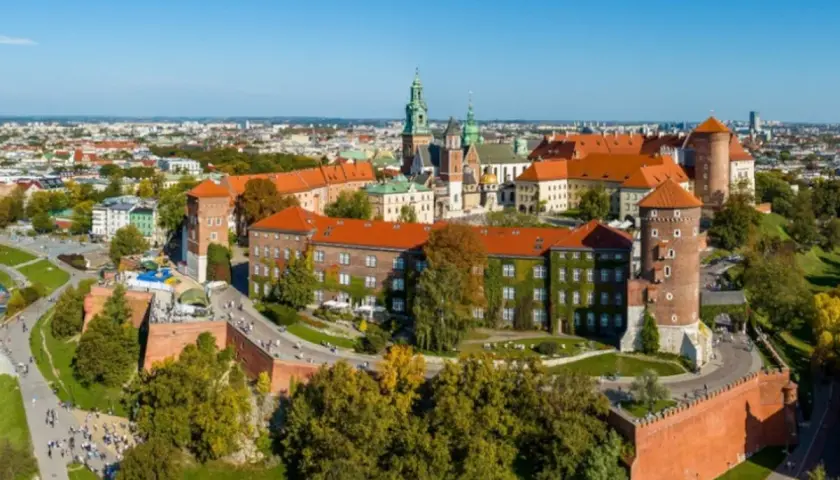 Zamek Królewski na Wawelu, jeden z najważniejszych zabytków i muzeów w Polsce, góruje nad Krakowem.