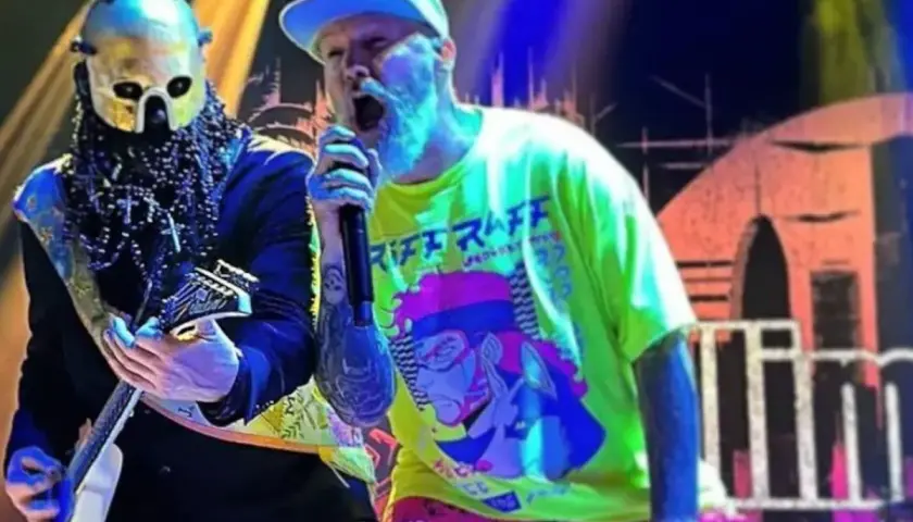 Limp Bizkit Polska na koncercie. Wokalista w neonowej koszulce i gitarzysta w masce.