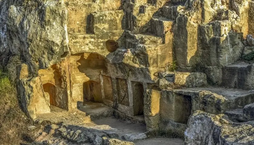 Starożytne grobowce wykute w skale, świadectwo bogatej historii Cypru.