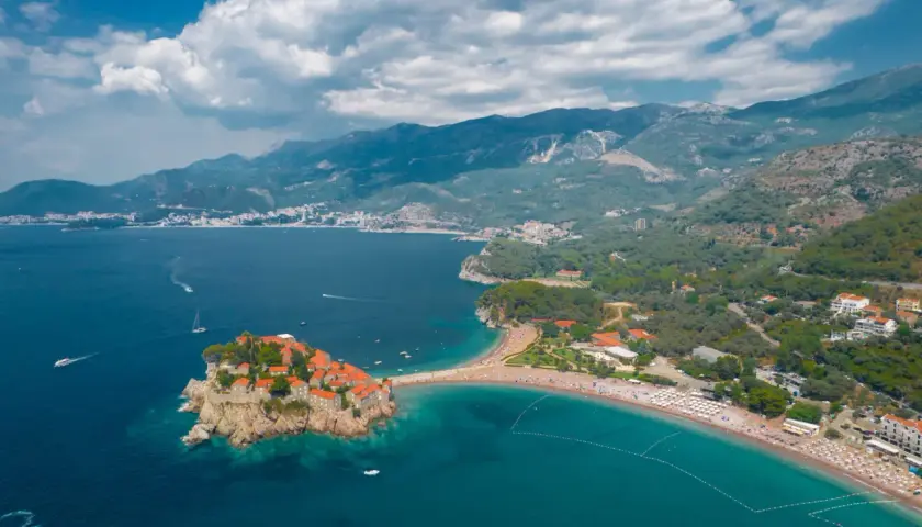 Sveti Stefan, Czarnogóra, kwiecień. Piękna pogoda, turkusowe morze, góry w tle. Idealne miejsce na wiosenny wypoczynek.