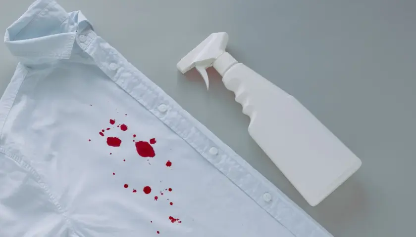 Jak usunąć krew z białej koszuli? Skuteczne metody na plamy