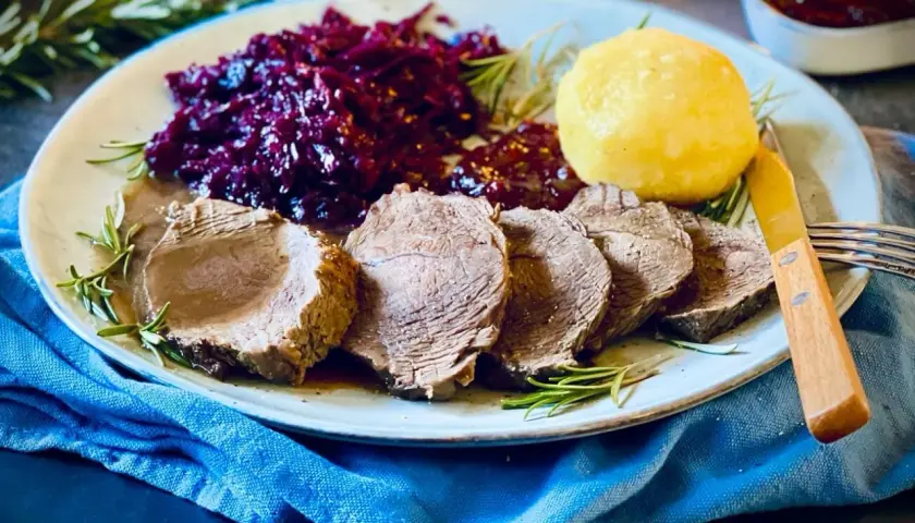 Saftiger Rinderbraten, Rotkohl und ein Klößchen – ein klassisches rinderbraten rezept, das Herz und Seele wärmt.