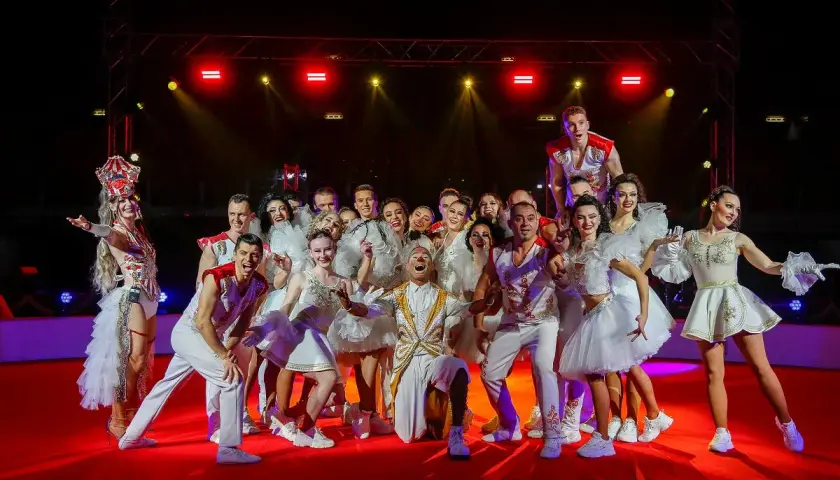 Artyści cyrkowi w strojach gotowi na tournee. Co to za wspaniała ekipa!