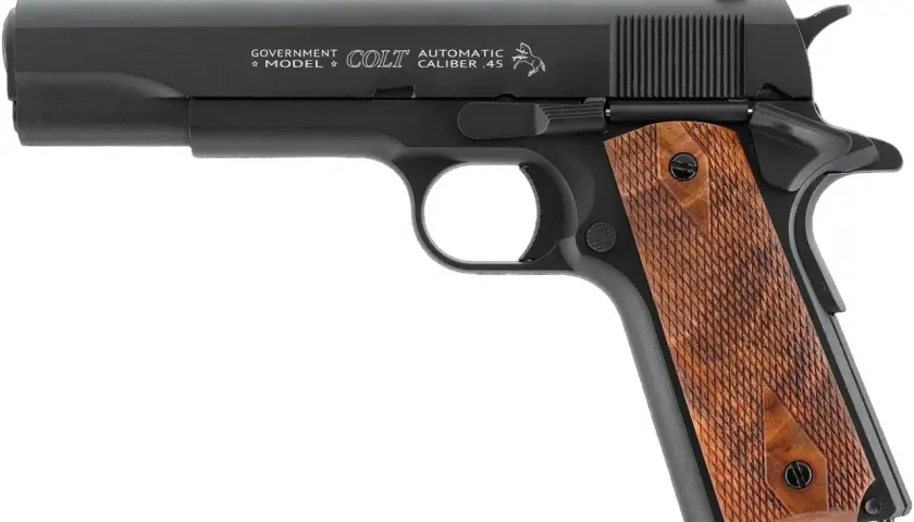 Czarny pistolet Colt Government Model Automatic Caliber .45 z drewnianymi okładzinami. Sprawdź colt 1911 4,5 cena.