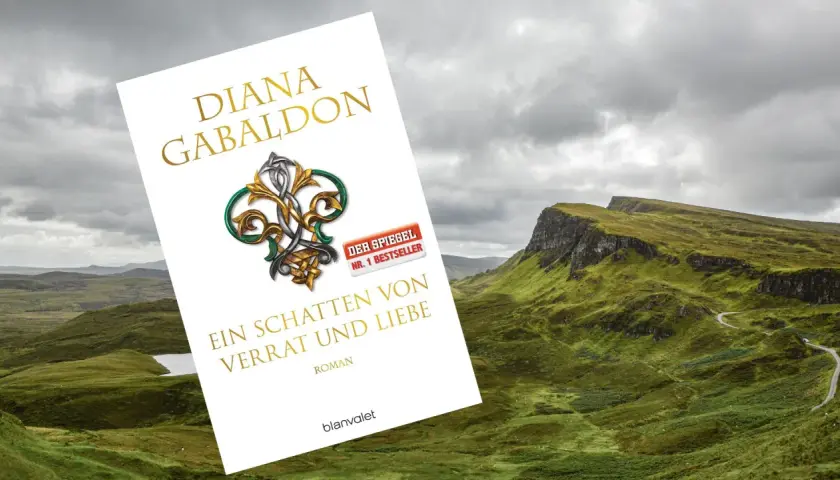Diana Gabaldons "Ein Schatten von Verrat und Liebe", das achte Outlander Buch, liegt vor einer dramatischen schottischen Berglandschaft.