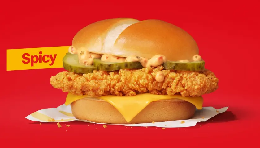 McCrispy z pikantnym sosem, chrupiącym kurczakiem, ogórkiem i serem. Idealny na ostro!