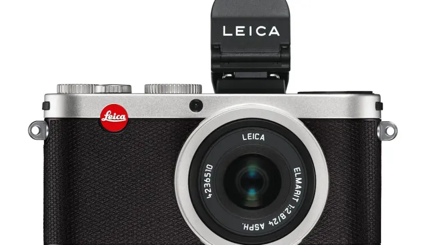 Elegancki aparat Leica X2 z wysuwanym wizjerem optycznym.