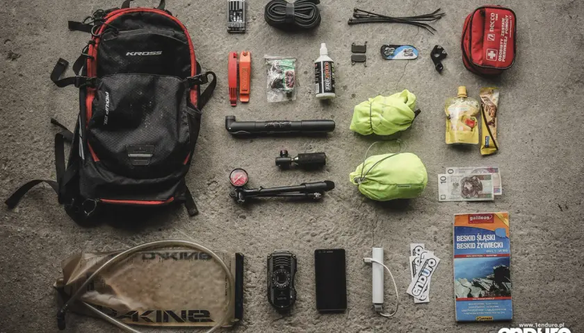 Plecak, multitool, dętka, pompka, apteczka, telefon, mapa Beskidów – to wszystko, co zabrać w góry na rowerową wyprawę.