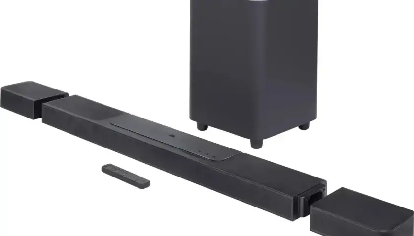 Soundbar JBL z subwooferem i pilotem, gotowy do podłączenia, by cieszyć się kinowym dźwiękiem. Jak podłączyć głośnik JBL do TV?