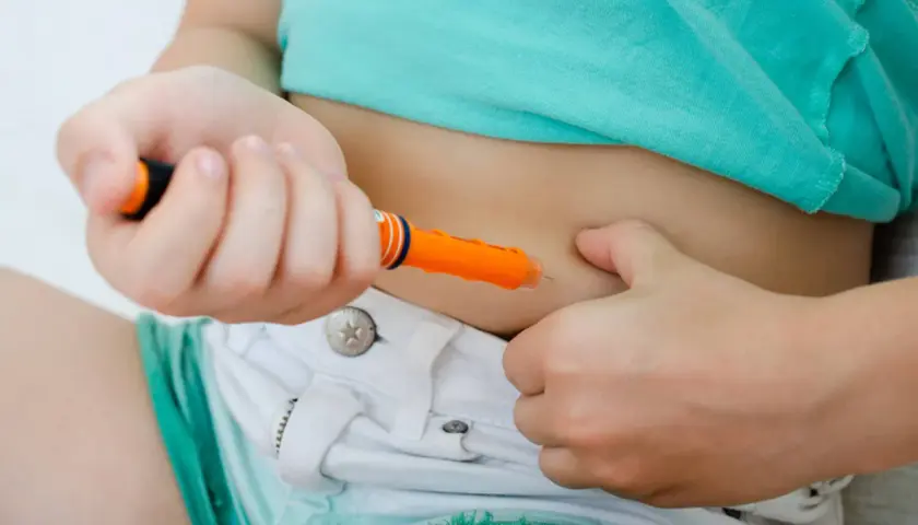 Bambino si inietta insulina. Il diabete nei bambini si guarisce con cure e amore.