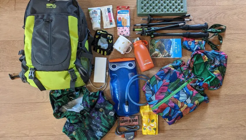 Plecak, kijki trekkingowe, bidon, apteczka, powerbank i kolorowa kurtka – to wszystko, co zabrać w góry na 5 dni.