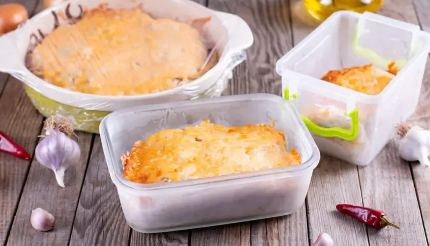 Lasagne in Behältern bereit zum Einfrieren. So einfach lässt sich leckere Lasagne einfrieren und später genießen.