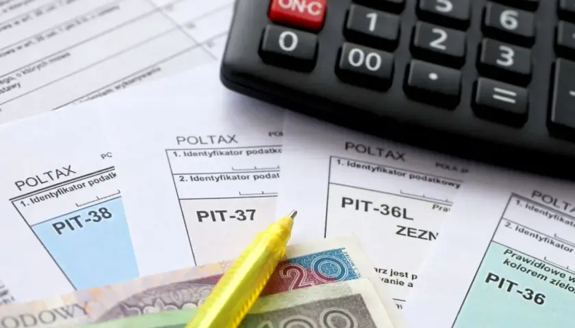 Kalkulator, pieniądze i formularze PIT-37, PIT-38, PIT-36L, PIT-36. Czy trzeba rozliczać PIT-11A?