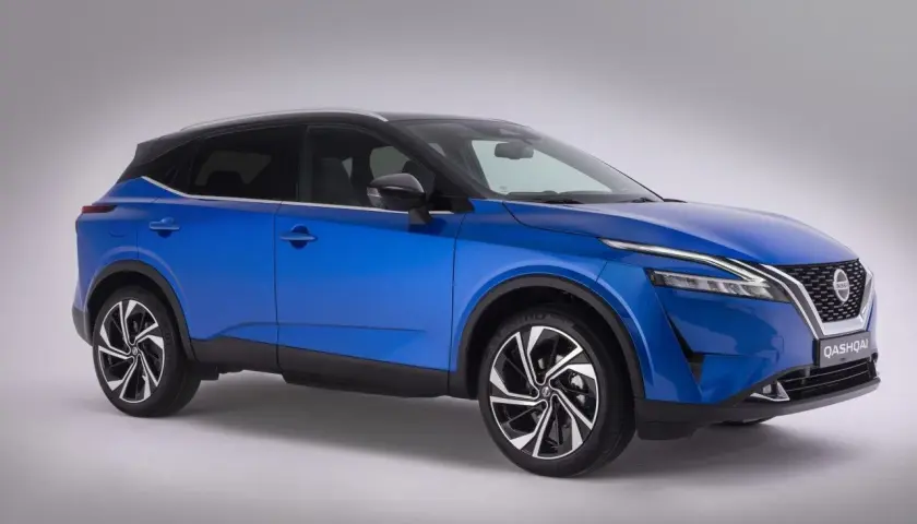 Niebieski Nissan Qashqai z eleganckimi felgami, które podkreślają jego rozmiar opon. Idealny do miasta i na dalsze trasy.