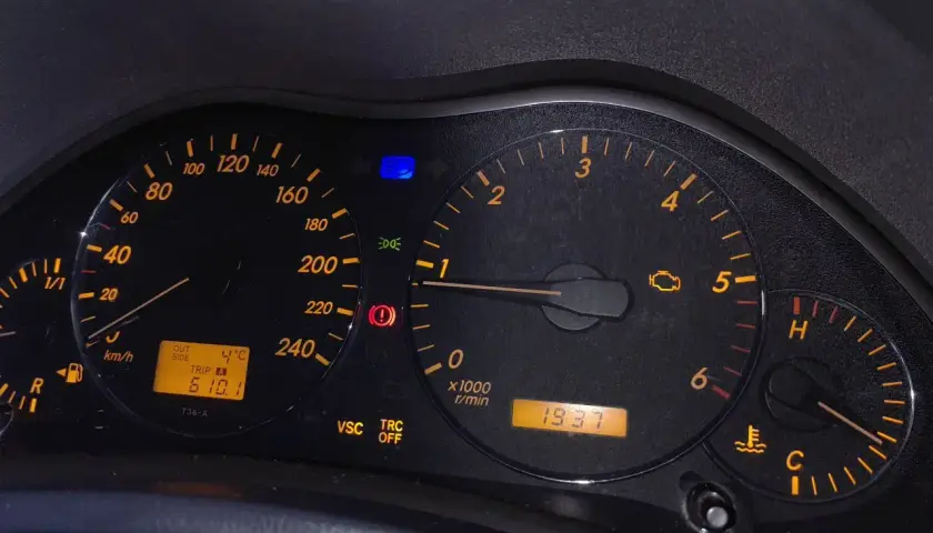 Deska rozdzielcza Toyoty z kontrolką DTC C1201, wskazaniem temperatury zewnętrznej 4°C i przebiegiem 610.1 km.