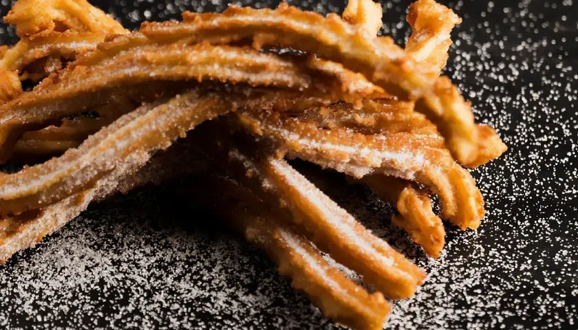 Churros posypane cukrem, idealne na słodką przekąskę. Pyszny churros przepis na wyciągnięcie ręki.