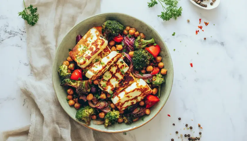 Miseczka pełna pyszności: pieczona ciecierzyca, chrupiący brokuł, papryka i grillowany ser halloumi.