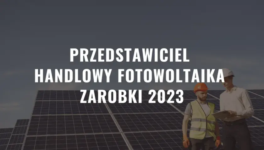 Dwóch mężczyzn w kaskach analizuje dokumenty na tle paneli fotowoltaicznych. Temat: ile zarabia przedstawiciel fotowoltaiki w 2023 roku.