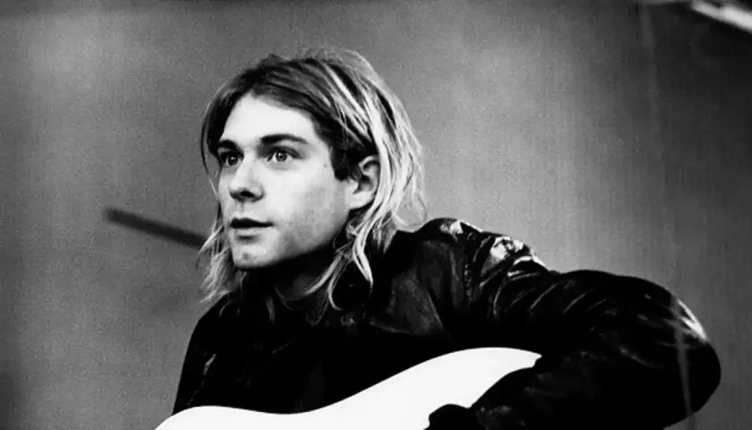 Kurt Cobain, ikona grunge, z gitarą. Jego przedwczesna kurt cobain śmierć wstrząsnęła światem muzyki.