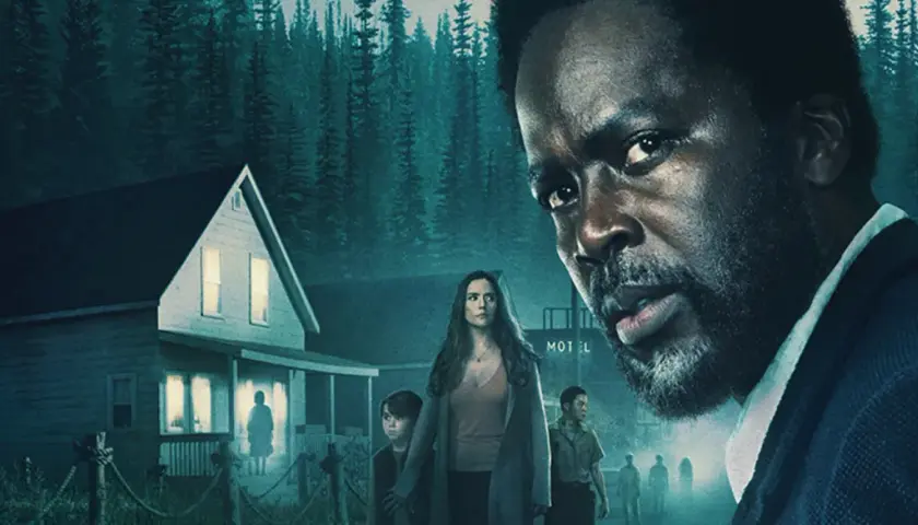 Harold Perrineau i en kuslig scen med ett hus och en skog. En familj står framför huset, medan Perrineau tittar intensivt mot kameran.