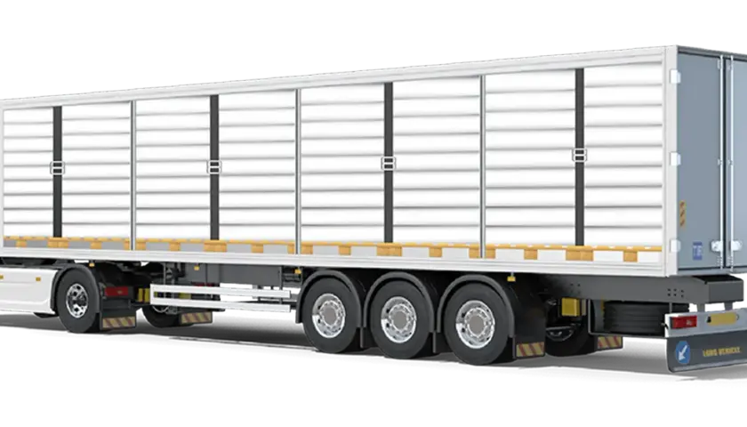 Weißer FTL LKW mit langem, weißem Auflieger, bereit für den Transport.