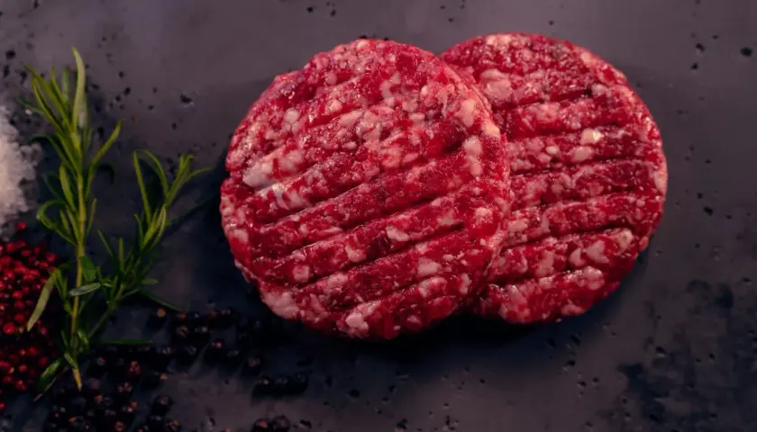 Ile mięsa na burgery? Sprawdź idealne proporcje dla smaku