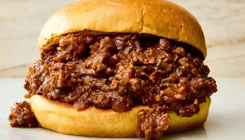 En saftig sloppy joe med köttfärssås mellan ett mjukt hamburgerbröd.