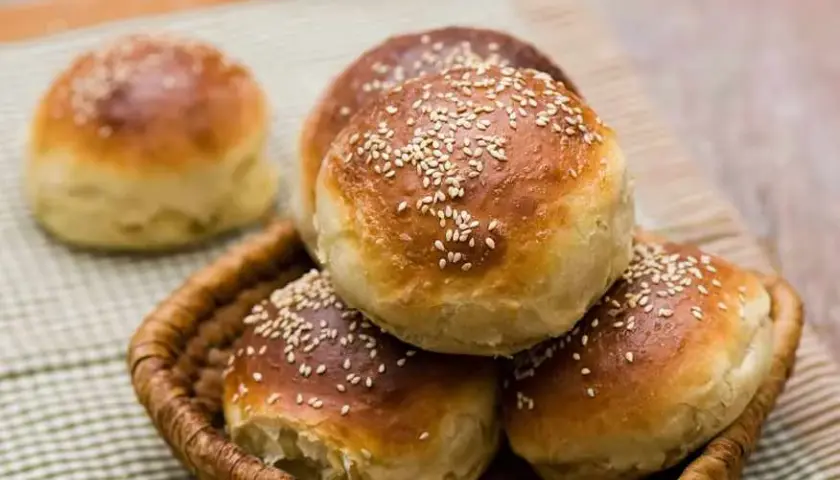 Gdzie kupić bułki maślane do burgerów? Najlepsze miejsca i porady