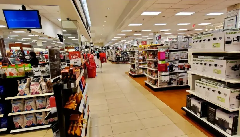Wnętrze jednego z wielu sklepów w USA, pełne półek z produktami spożywczymi i sprzętem AGD.