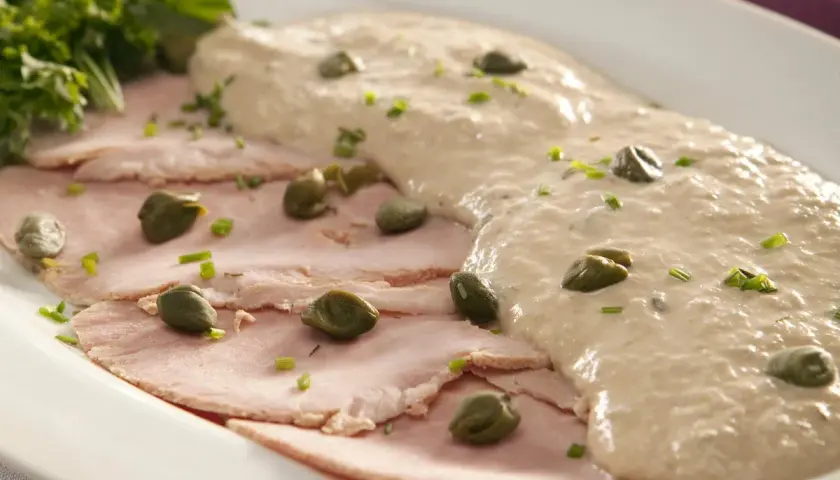 Fette sottili di carne rosa, guarnite con capperi e salsa cremosa, un classico vitel tonnè, origine piemontese.