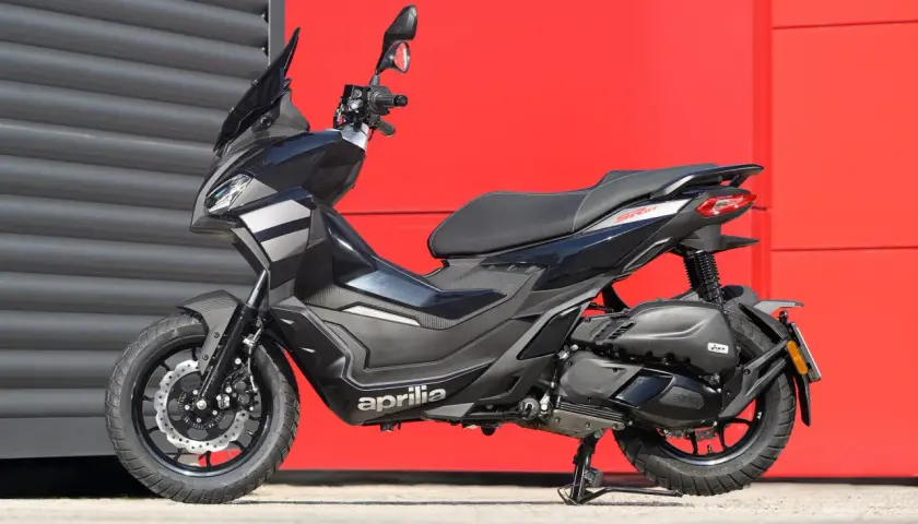Aprilia SR GT 125 negra, lista para la aventura urbana.