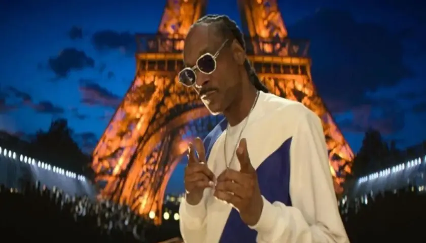 Snoop Dogg w Paryżu, jak z najlepszych filmów. W tle świecąca Wieża Eiffla.