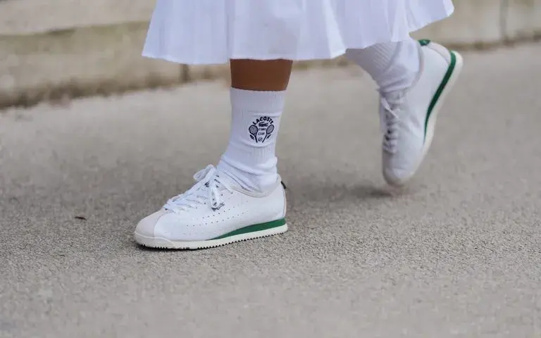 Jakie są teraz modne adidasy - odkryj najgorętsze trendy w sneakersach