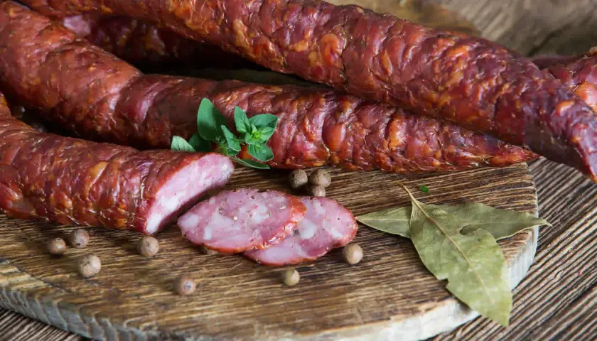 Kiełbasa z dzika: cena, jakość i gdzie kupić? Sprawdź!