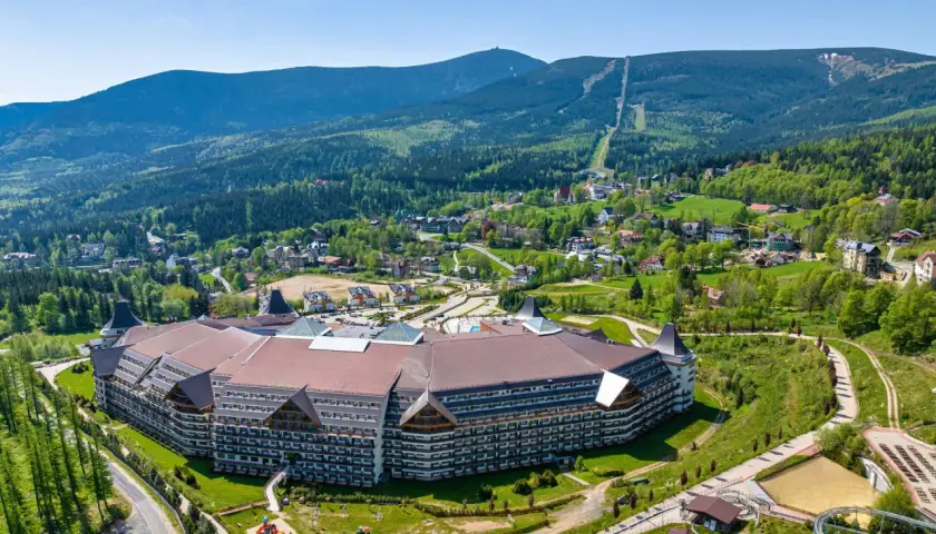 Hotel Gołębiewski Karpacz z lotu ptaka. Wspaniałe widoki i atrakcje, jak na hotel Gołębiewski Karpacz opinie wskazują.