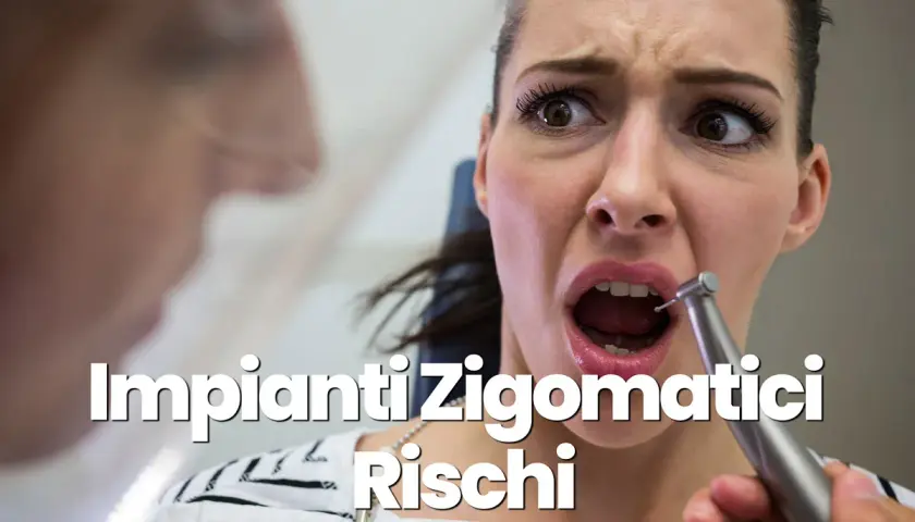 Donna spaventata con trapano dentale vicino alla bocca. Testo: Impianti zigomatici Rischi.
