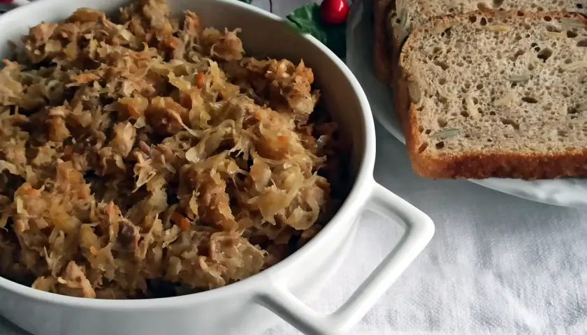 Pyszny bigos Ani, gotowany z pasją, podany z kromkami chleba żytniego.