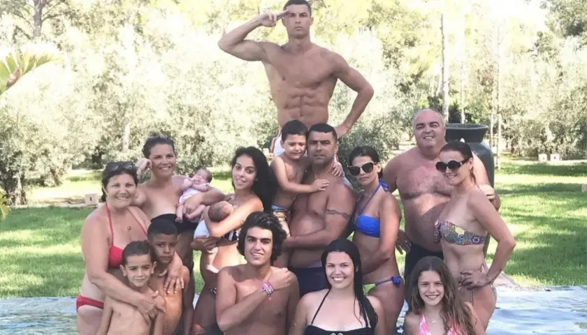 Ronaldo z rodziną w basenie. Widać jego dzieci, partnerkę i innych bliskich.