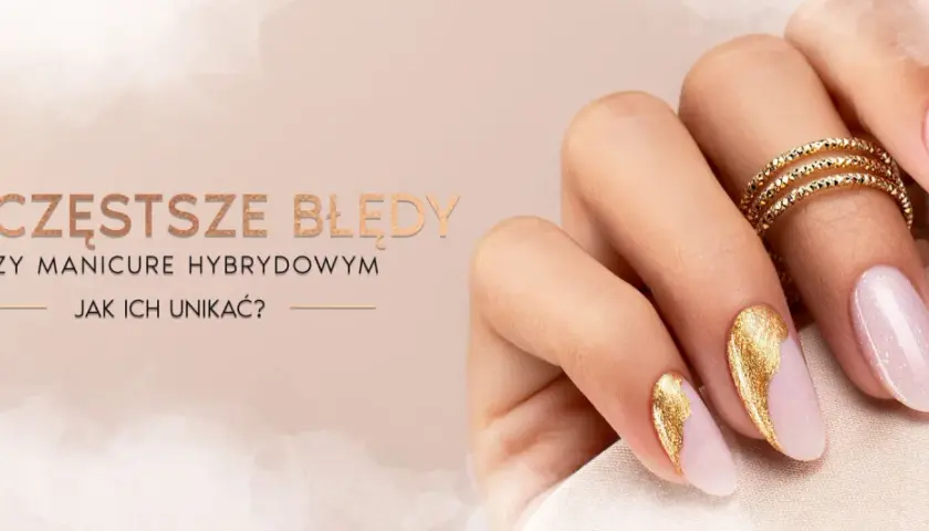 Eleganckie dłonie z różowym i złotym manicure hybrydowym. Dowiedz się, jak zrobic manicure bez błędów.