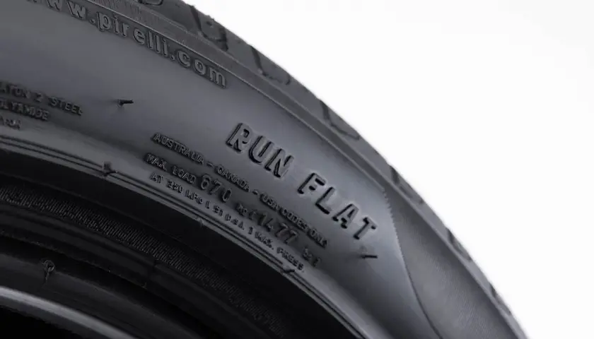 Opona Pirelli z wyraźnym oznaczeniem RUN FLAT, informującym o możliwości jazdy po przebiciu.