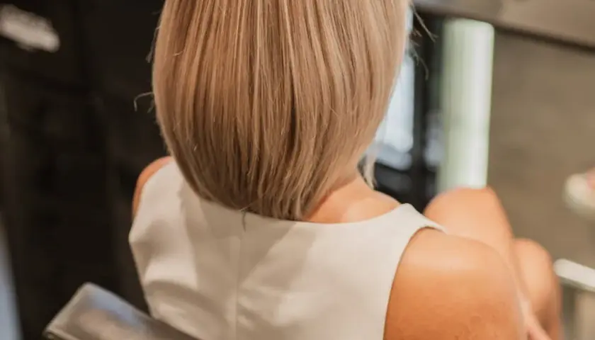 Blond włosy, krótka fryzura, idealna do rozważenia, jaka fryzura mi pasuje.