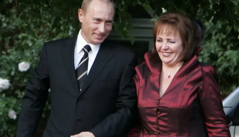Władimir Putin i jego żona, Ludmiła, uśmiechają się do siebie.