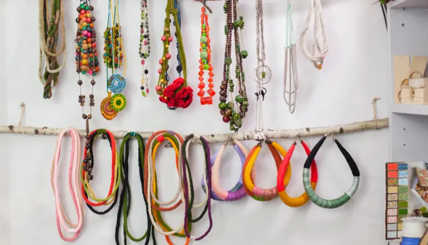 Jak przechowywać kolczyki? Koniec z plątaniną! Gotowe i DIY