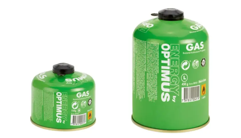 Dwa zielone kartusze gazowe Energy Optimus: mniejszy 230g i większy 450g. Różne rodzaje kartuszy gazowych do kuchenek turystycznych.