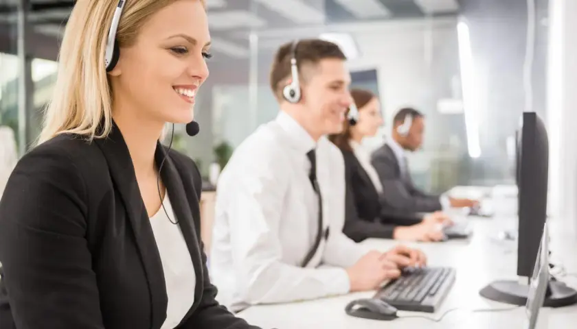 Ile można zarobić w call center: zarobki dla początkujących i ekspertów