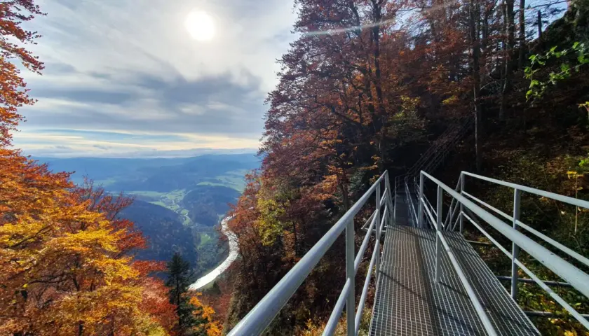 Metalowy taras widokowy na Trzy Korony w jesiennej odsłonie. Widok na dolinę Dunajca i Pieniny.