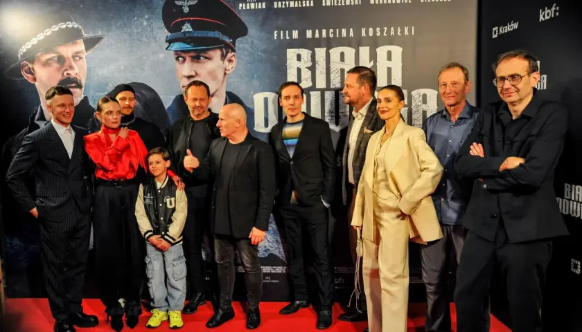 Biała odwaga obsada na premierze filmu. Grupa aktorów i twórców pozuje na czerwonym dywanie.