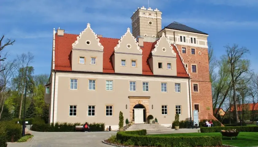 Zamek w Krobielowicach, idealne miejsce na jednodniową wycieczkę, to jedna z atrakcji do 30 km od Wrocławia.