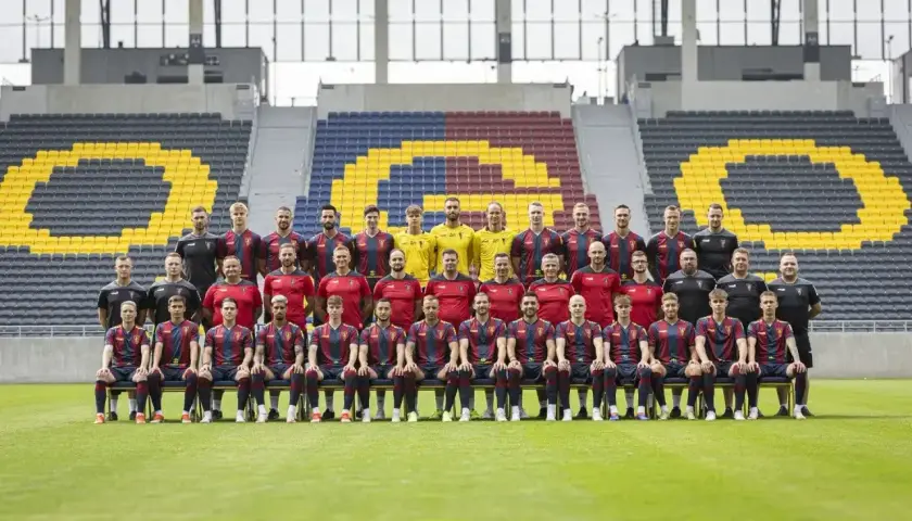 Drużyna Pogoni Szczecin w komplecie na tle trybun. Czekamy na kolejne udane pogoń szczecin transfery!