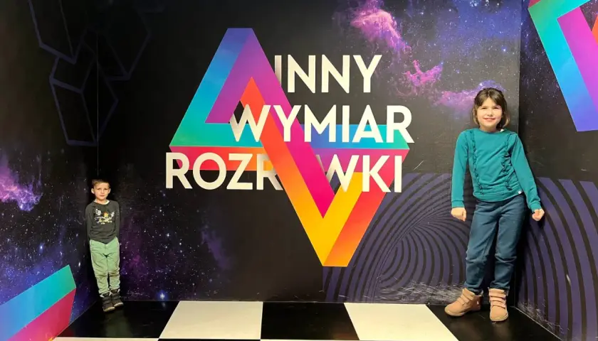 Dzieci w kosmicznym pokoju zagadek w Warszawie. Nietypowe atrakcje dla dzieci, które przenoszą w inny wymiar.